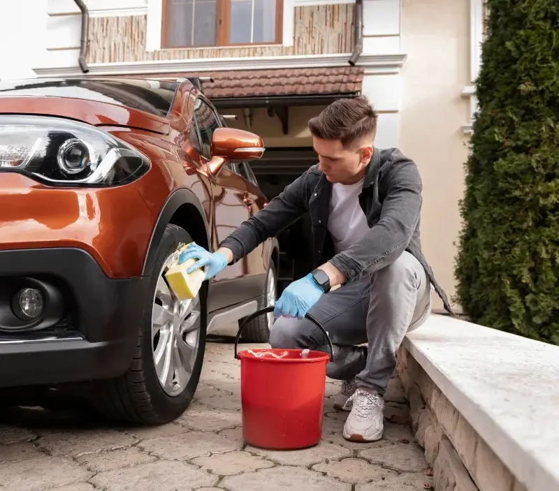 Lavage auto à domicile Château-Renault : professionnel intervenant sur un véhicule
